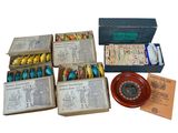 plusieurs cartons contenant divers objets, notamment une horloge, une horloge et d'autres objets