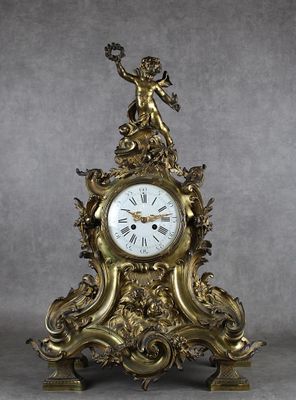 Importante pendule en bronze doré à décor de putti, fleurs e… - Photo 1