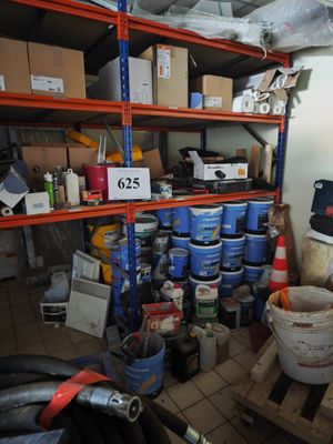 une pièce avec beaucoup d'objets sur les étagères