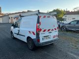 une camionnette garée sur le côté de la route