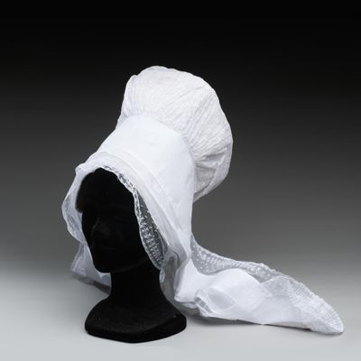 un gros plan sur la tête d'un mannequin coiffée d'un chapeau blanc