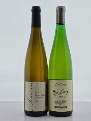 deux bouteilles de vin posées l'une à côté de l'autre sur une table