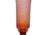 un vase en verre avec un socle rouge sur fond blanc