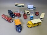 un grand nombre de voitures et de camions jouets posés sur une table