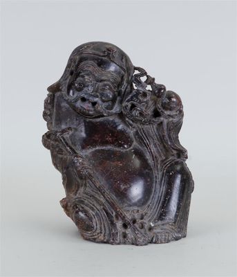 une vieille statue représentant un homme tenant une fleur à la main