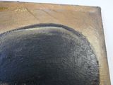 une peinture représentant un homme coiffé d'un chapeau noir, posé sur un bloc de bois