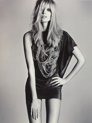 photo en noir et blanc d'une femme vêtue d'un short court et d'un t-shirt