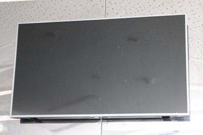 une photo d'une télévision à écran plat montée sur un mur