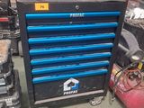 une photo d'une armoire à outils bleue dans un garage