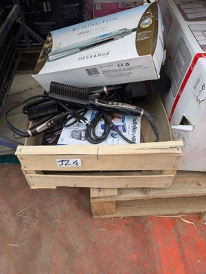 un tas d'appareils électroniques posés sur une palette à l'arrière d'un camion