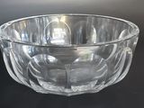 un bol en verre posé sur une table