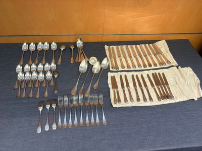 beaucoup de cuillères et de fourchettes en argent sur une table
