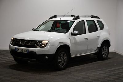 la dacia blanche est garée dans une pièce au sol en damier