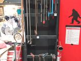 une porte rouge dans un garage, sur laquelle sont posés des outils
