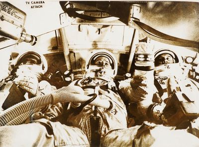 photographie en noir et blanc d'un groupe d'astronautes dans une station spatiale