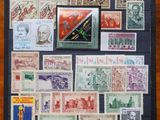une photo d'une collection de timbres sur une table
