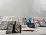 un grand nombre de livres posés sur une table
