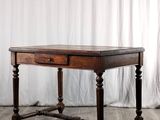 une vieille table en bois surmontée d'un tiroir