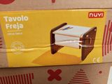 une boîte en carton sur laquelle est posée une petite table