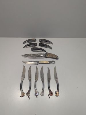 beaucoup de couteaux et des couteaux qui sont sur la table
