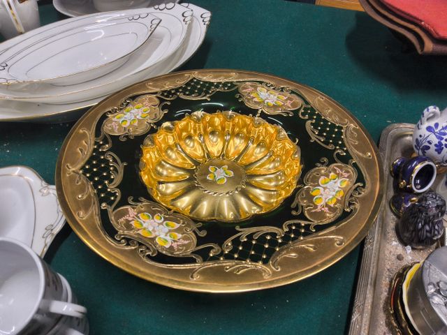 MURANO- plat creux en verre moulé à décor de fleurs et d'or