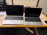 deux ordinateurs portables posés sur une table