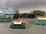 un grand nombre de trains miniatures posés sur une table