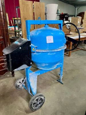 une machine bleue qui se trouve dans une pièce