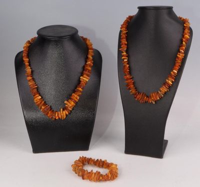 quelques colliers et un bracelet exposés sur un présentoir