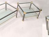 trois tables d'appoint en verre et en laiton et un porte-manteau