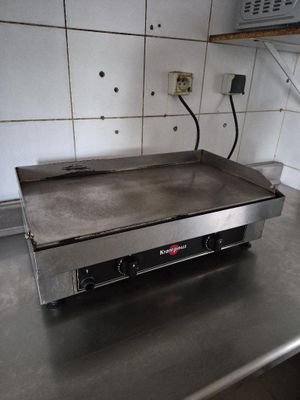 une cuisinière posée sur un plan de travail dans une cuisine