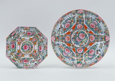 Deux assiettes en porcelaine de Canton, décorées d'un motif …