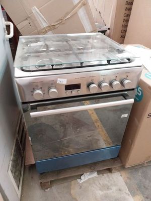 une cuisinière dotée d'un plateau en verre sur le dessus