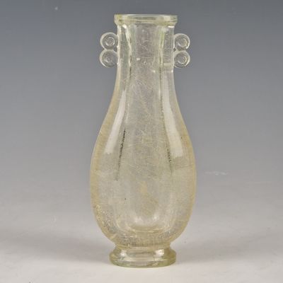 un vase en verre posé sur une table