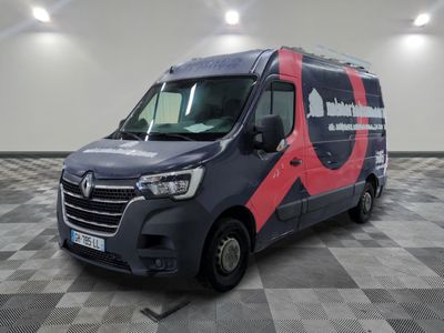 La camionnette grise est garée dans une grande pièce au sol carrelé.