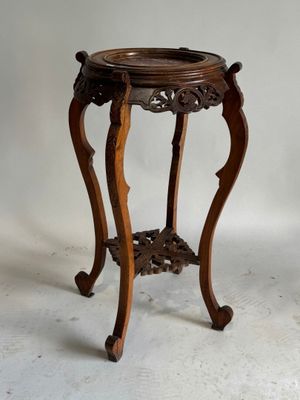l'image d'une table en bois sur laquelle se trouve un bol