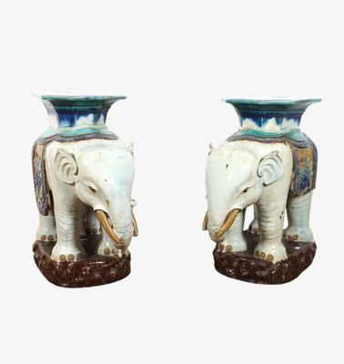 deux vases ornés d'éléphants sur fond blanc