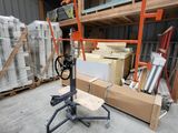 Les cartons et les palettes sont empilés sur des palettes dans un entrepôt