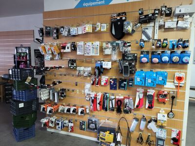 un mur sur lequel sont accrochés de nombreux outils différents dans un magasin