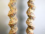 paire de bougeoirs anciens peints et dorés, sur socles
