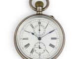 une montre de poche en argent avec des chiffres romains sur le cadran
