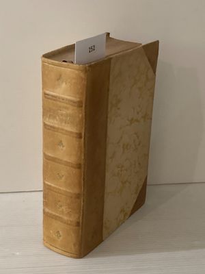 un livre dont un bout de papier dépasse