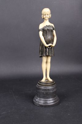 une image représentant une statue de femme debout sur un piédestal