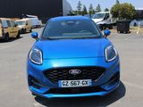 l'avant d'une Ford Fiesta bleue garée sur un parking
