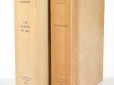 deux livres posés sur une table