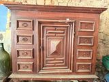 une armoire en bois surmontée d'un miroir