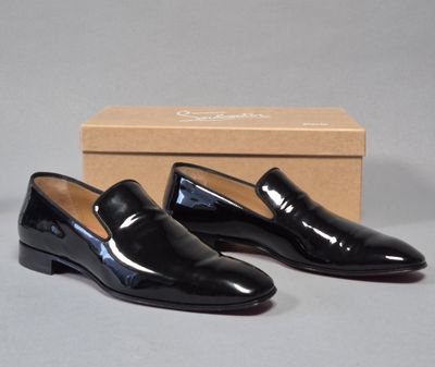 LOUBOUTIN Paire de mocassins en cuir vernis noirs