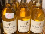 plusieurs bouteilles de vin sont alignées sur une table