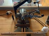 une machine posée sur une table