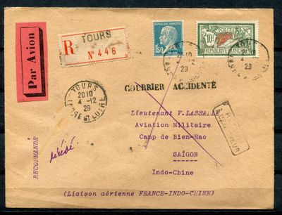 une vieille carte postale avec un timbre au recto et un autre au verso
